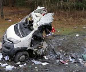 Widełka. Groźny wypadek na przejeździe kolejowym! Samochód zderzył się z szynobusem [ZDJĘCIA]