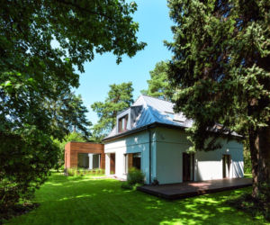 Dlaczego do starej bryły domu warto dobudować nową. Udana rozbudowa domu z lat 50.