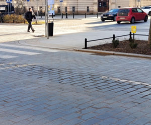 Zniszczony bruk na Al. Jana Pawła II w Sczecinie