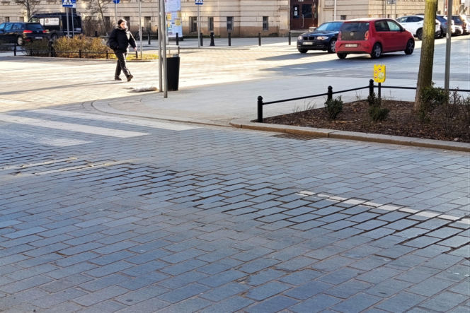 Zniszczony bruk na Al. Jana Pawła II w Sczecinie