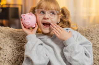 Twoje dziecko mówi o pieniądzach slangiem z internetu? To może być sygnał, że uczy się od finfluencerów