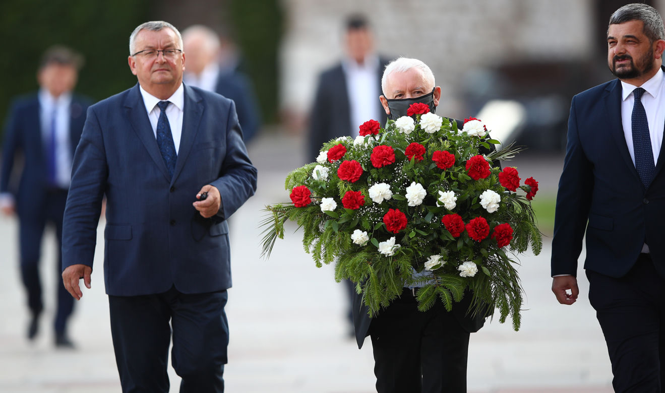 Prezes PiS na Wawelu z rodziną. Hołd Kaczyńskim oddali też Morawiecki i Szydło