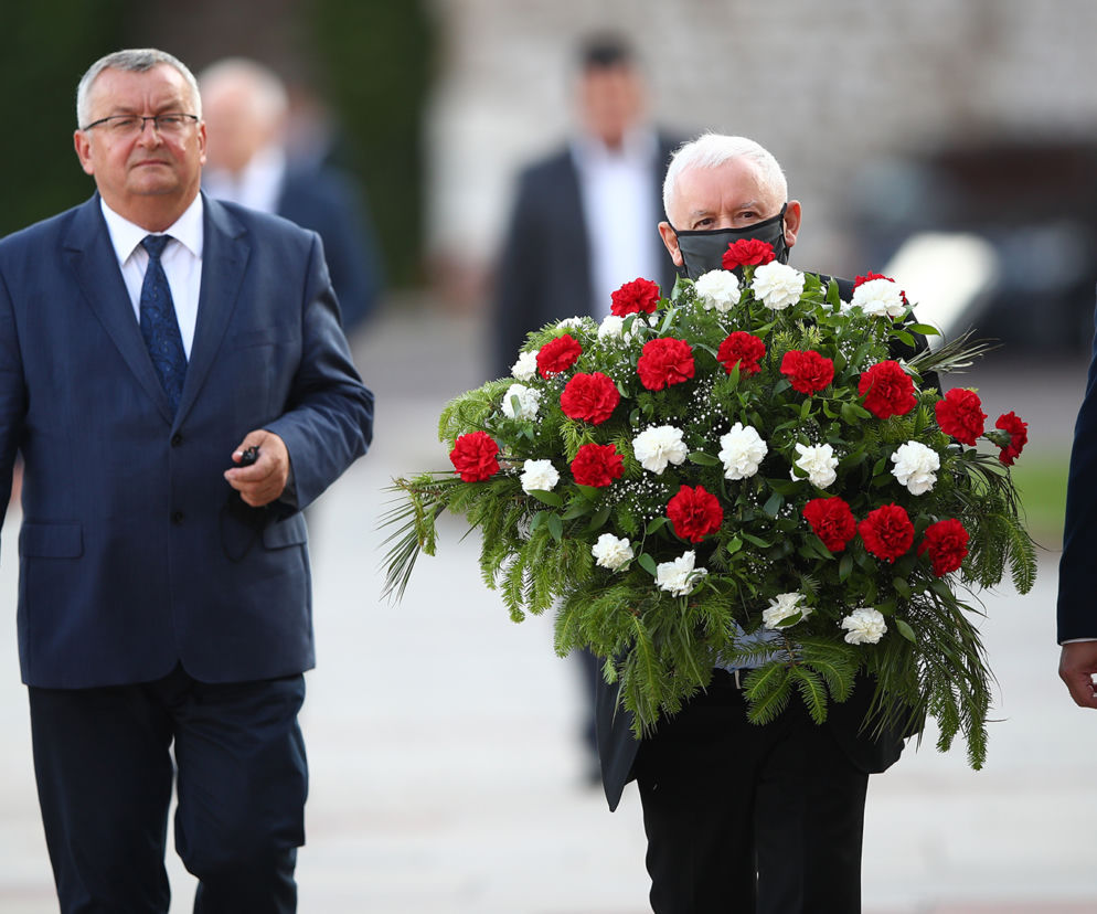 Prezes PiS na Wawelu z rodziną. Hołd Kaczyńskim oddali też Morawiecki i Szydło