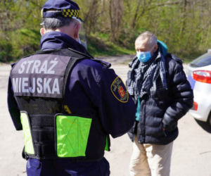 Strażnicy miejscy rozdali maseczki bezdomnym