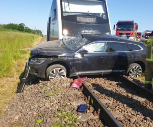 Tragednia pod Lesznem na przejeździe kolejowym. Nie żyje jedna osoba 