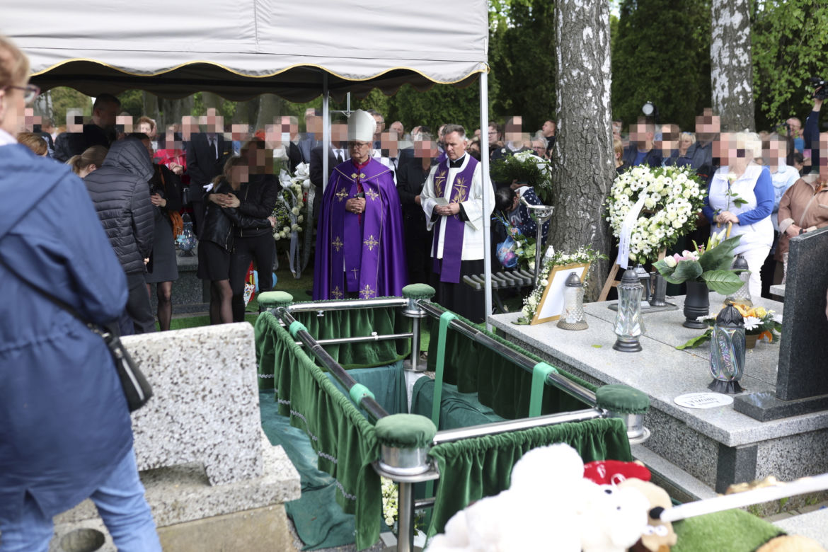 Trumna zjechała w dół, baloniki wzbiły się do nieba. Pogrzeb Kamilka z Częstochowy