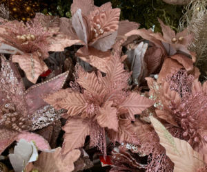 Poinsecje jako ozdoby choinkowe