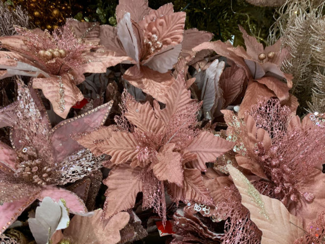 Poinsecje jako ozdoby choinkowe