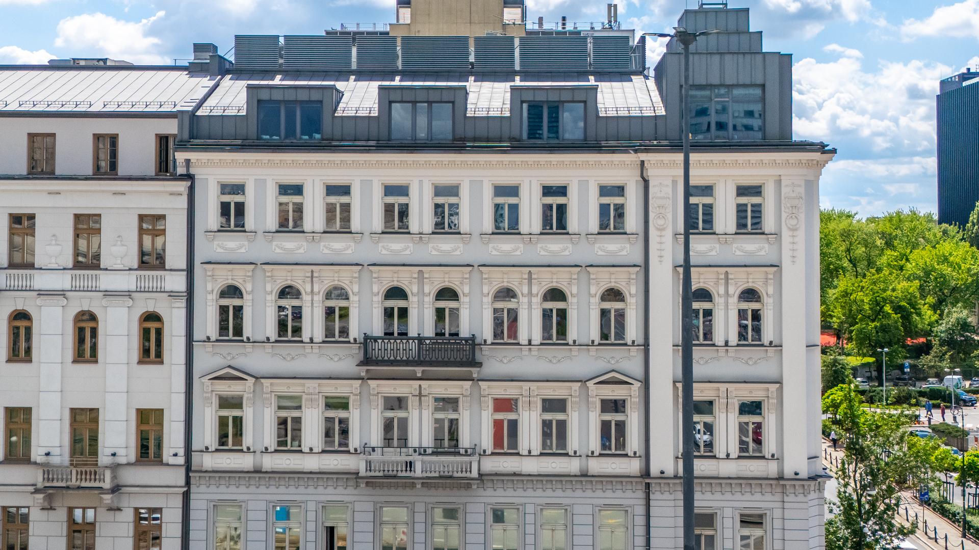 Południowa pierzeja Alej Jerozolimskich w centrum Warszawy