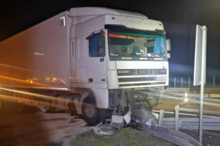 TIR z bananami zakończył jazdę na barierze. Kierowca miał aż 2,5 promila