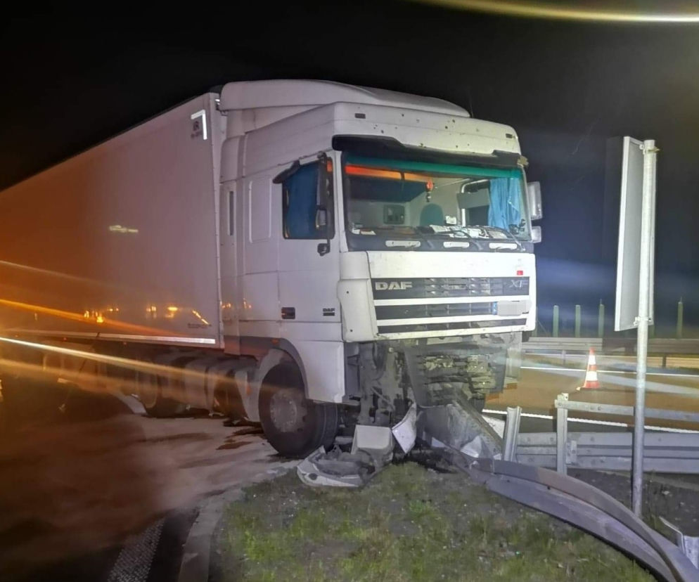 TIR z bananami zakończył jazdę na barierze