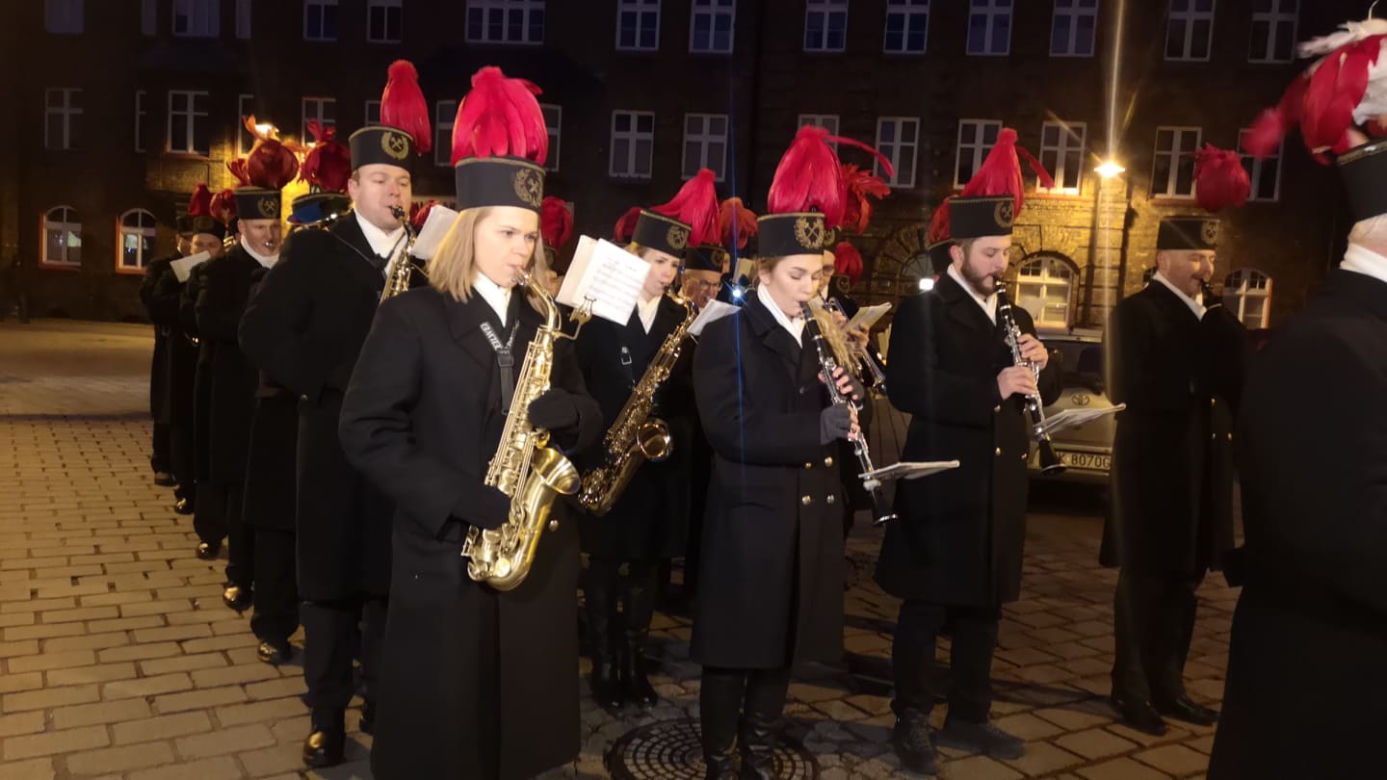 Barbórka na Nikiszowcu. Górnicza orkiestra w tym roku znów obudziła mieszkańców