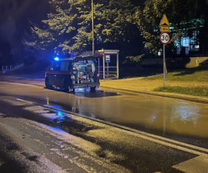 Woda zalała całą ulicę. Awaria wodociągowa na Bielanach