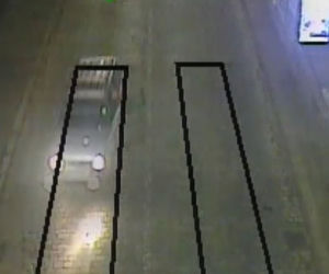 Ruszył samochodem podczas interwencji. Ciągnął policjanta kilkadziesiąt metrów po ulicy