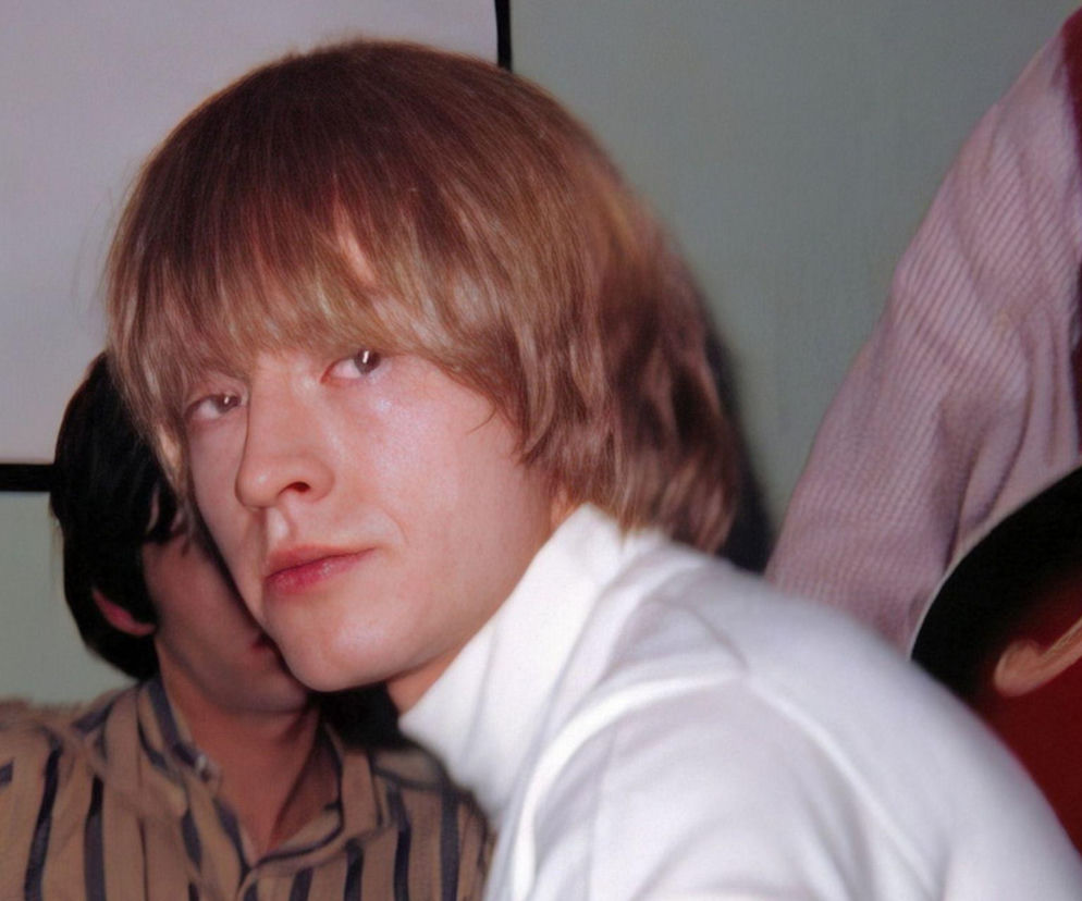 Brian Jones w białym golfie patrzy w bok. O tajemnicy jego śmierci w lipcu 1969 roku przeczytasz na EskaRock.