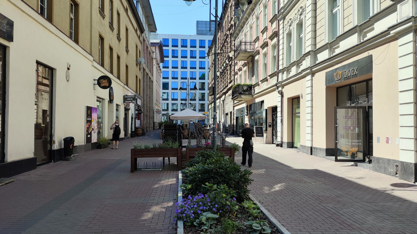 Katowice jak patelnia. Obowiązuje ruch cieniostronny. Nawet gołębie chowają się w cieniu