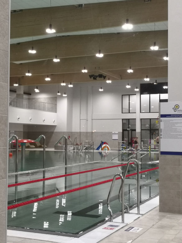 Nielegalna impreza na basenie w Błoniu. Zamiast sprzątać, pluskali się wodzie