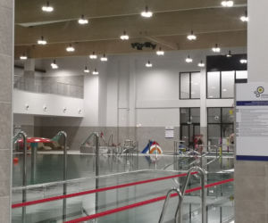Nielegalna impreza na basenie w Błoniu. Zamiast sprzątać, pluskali się wodzie