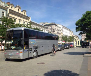 Samochody na Rynku Głównym: Władze Krakowa wydają decyzje niezgodne z prawem napisanym przez... władze Krakowa?