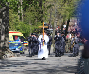 Polacy żegnają Łukasza Litewkę. Kondukt żałobny