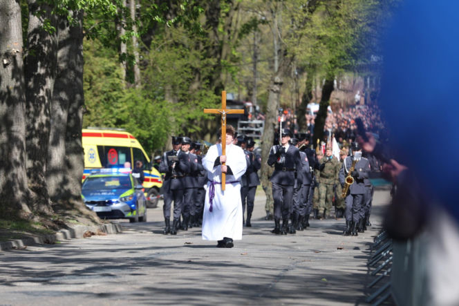 Polacy żegnają Łukasza Litewkę. Kondukt żałobny