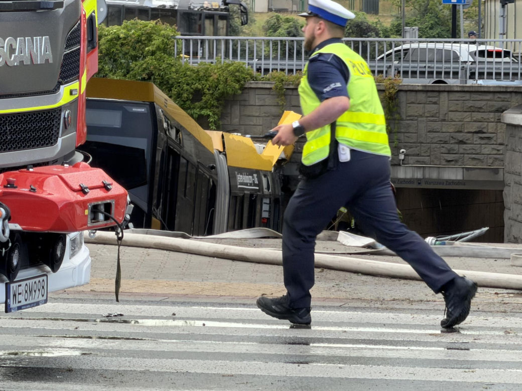 Autobus miejski wjechał w przejście podziemne przy Dworcu Zachodnim