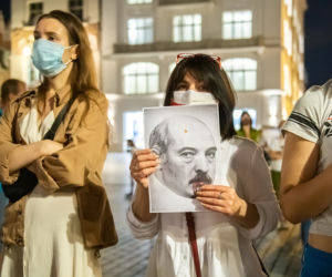 Manifestacja Białorusinów na rynku w Krakowie. Precz z Łukaszenką!