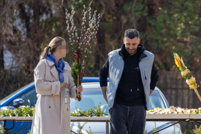 Rafał Maserak tańczący z palmami