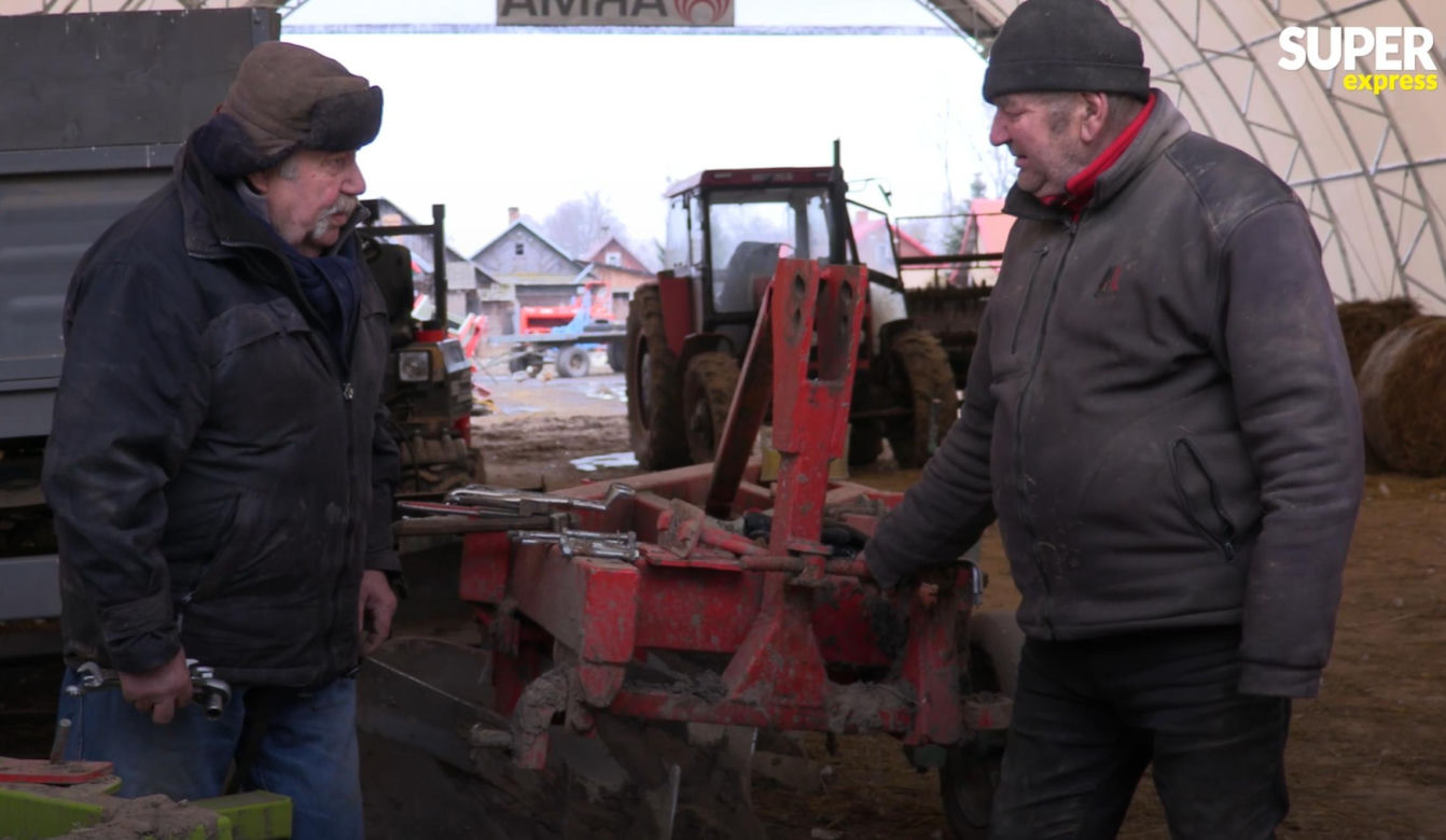 Rolnicy. Podlasie. Walek nie wytrzymał. Gienek z Plutycz naprawiał talerzówkę