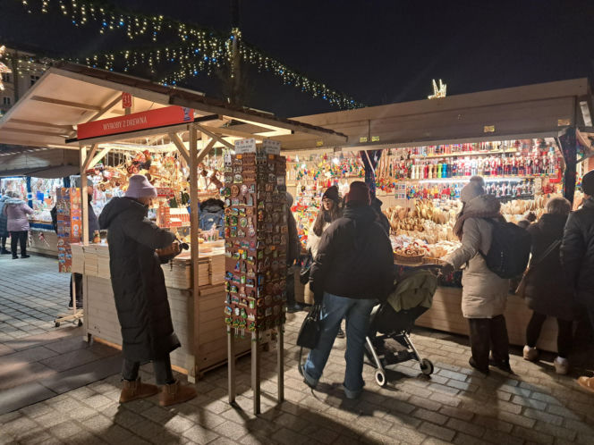 Jarmark Bożonarodzeniowy na Rynku Głównym w Krakowie 2025. Oferta wystawców