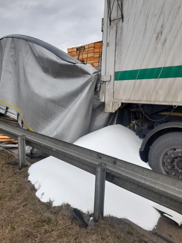 Wypadek na Autostradzie A1 w Częstochowie. Zderzyły się trzy TIRy
