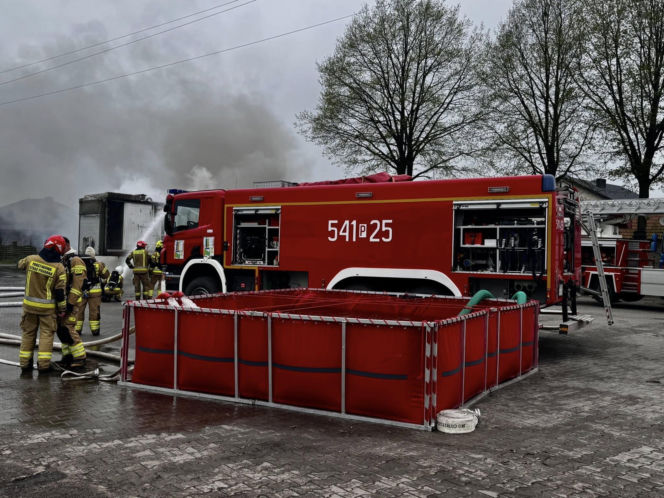 Gigantyczny pożar w Wielkopolsce! Płonie magazyn energii, ewakuowano 65 osób