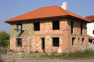 Budujesz dom w 2026 roku? Państwo dopłaci 8 tys. zł do Twojego ogrodu i 21 tys. do pompy ciepła