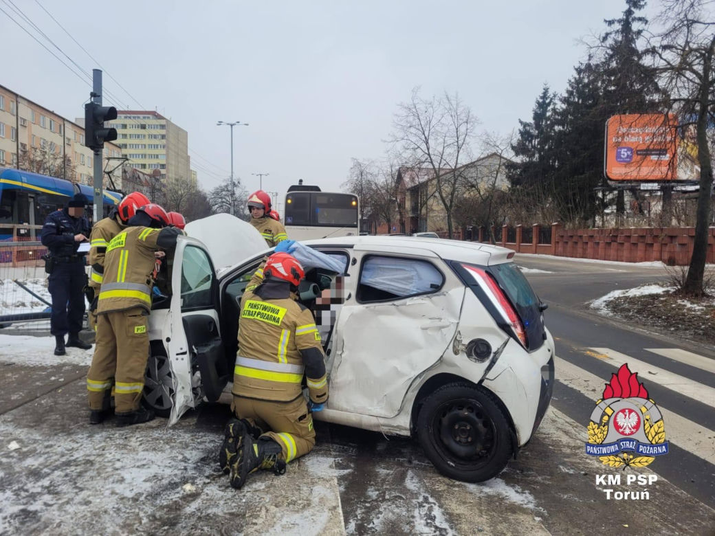 Samochód huknął w autobus MZK. Poważny wypadek w Toruniu