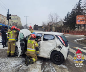 Samochód huknął w autobus MZK. Poważny wypadek w Toruniu