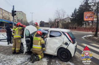Samochód huknął w autobus MZK. Poważny wypadek w Toruniu