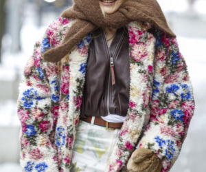 Monika Olejnik jak babooshka pod studiem TVN! Kwiaty, chusta i… plakat Warhola za fortunę