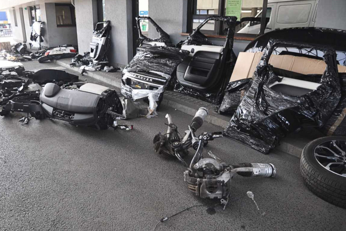 Tyle zostało z prestiżowych SUV-ów. BMW i Range Rover odnalazły się w częściach 