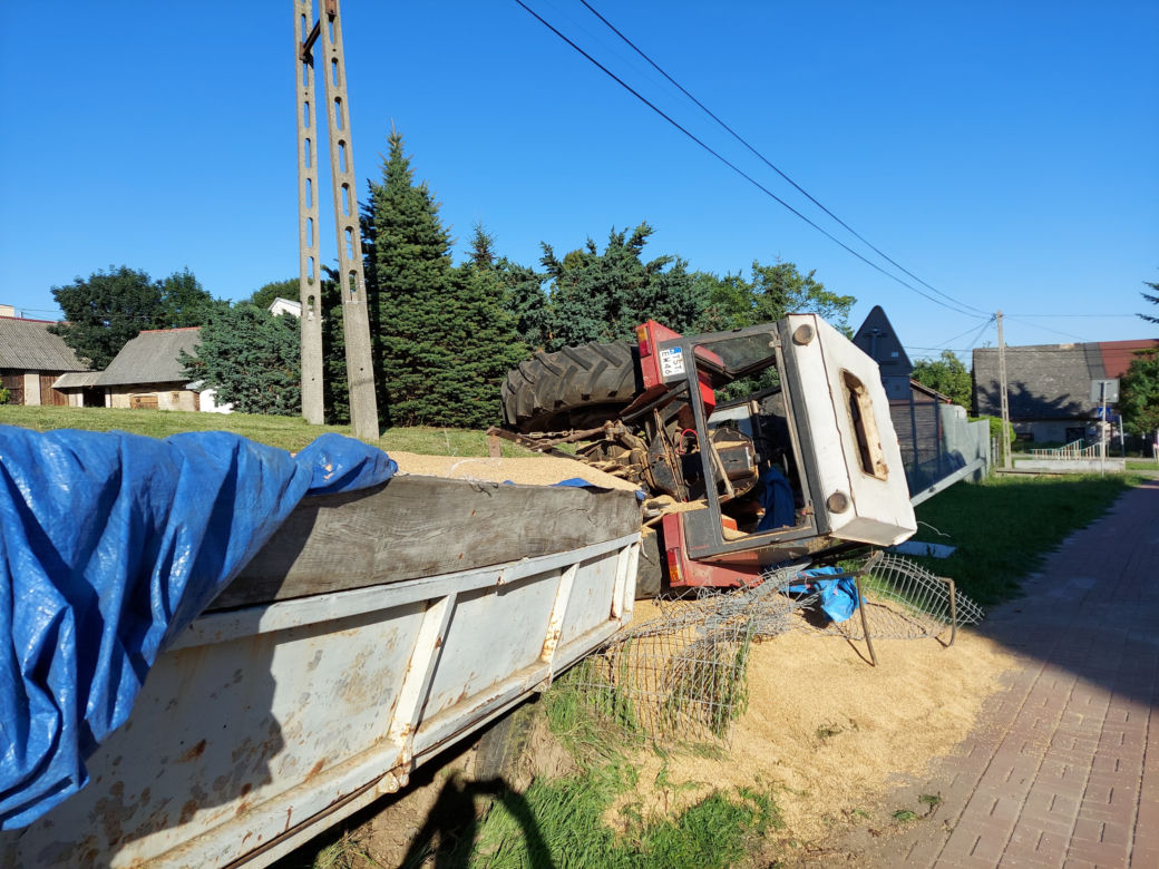 Ciągnik z pszenicą wylądował w rowie