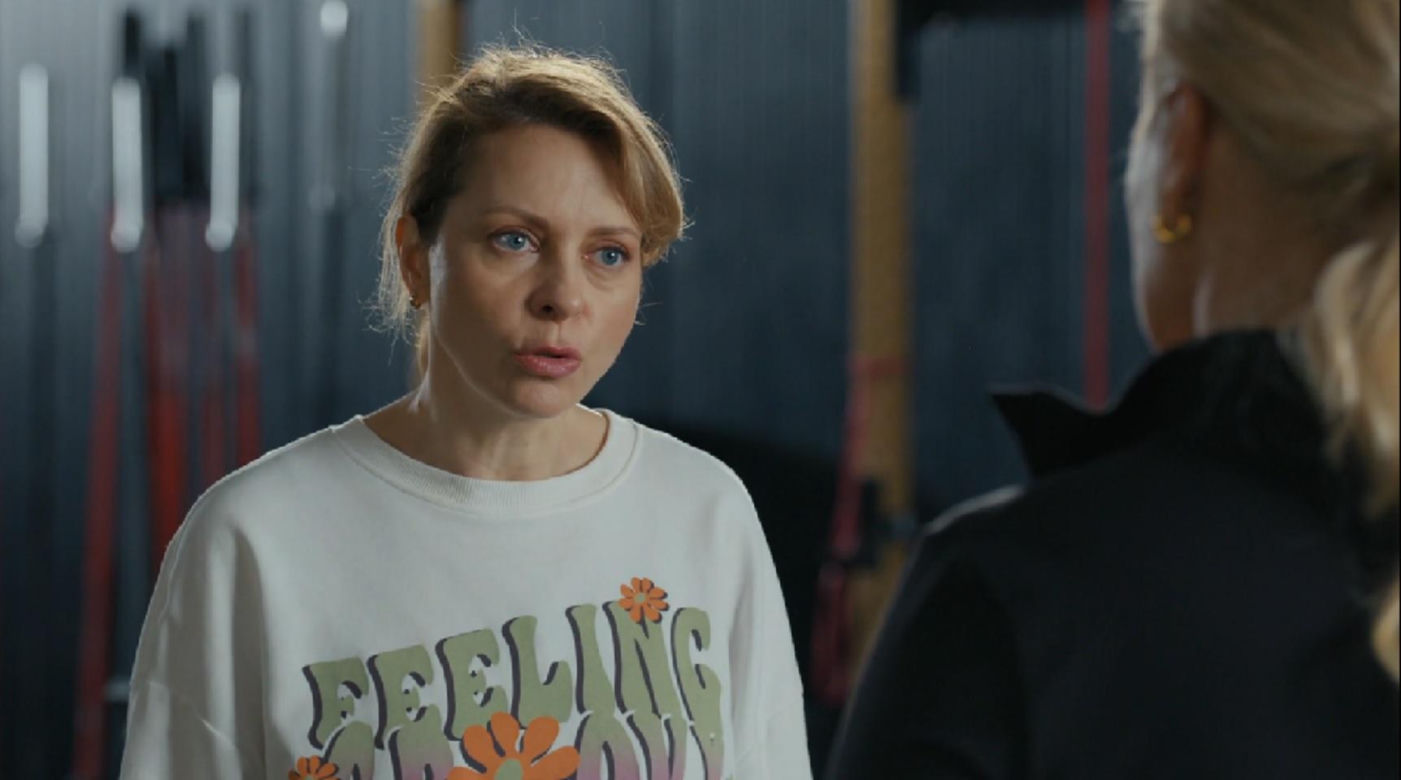 Barwy szczęścia, odcinek 3318. Dorota Kujawiak (Karina Seweryn), Justyna (Sylwia Juszczak-Krawczyk)