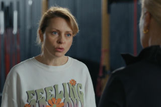 Barwy szczęścia, odcinek 3318. Dorota Kujawiak (Karina Seweryn), Justyna (Sylwia Juszczak-Krawczyk)