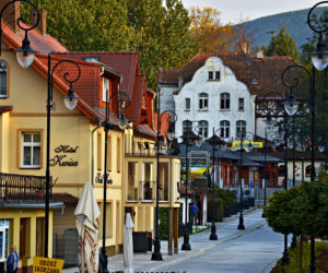 Pociągi wróciły, a kurort znów żyje. To polskie uzdrowisko podbija serca turystów