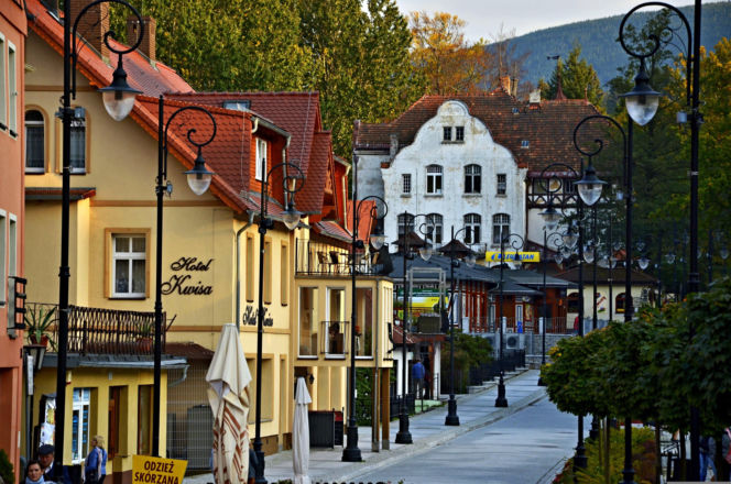 Pociągi wróciły, a kurort znów żyje. To polskie uzdrowisko podbija serca turystów