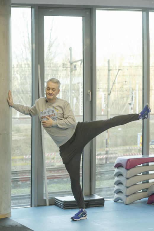 Robert Biedroń ćwiczy na siłowni