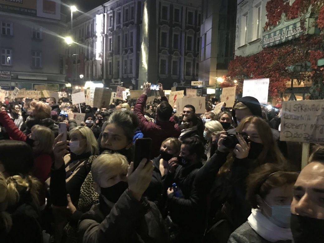 Strajk kobiet w Sosnowcu. Tłumy na ulicach! Wsparcie karetek, medyków i taksówkarzy