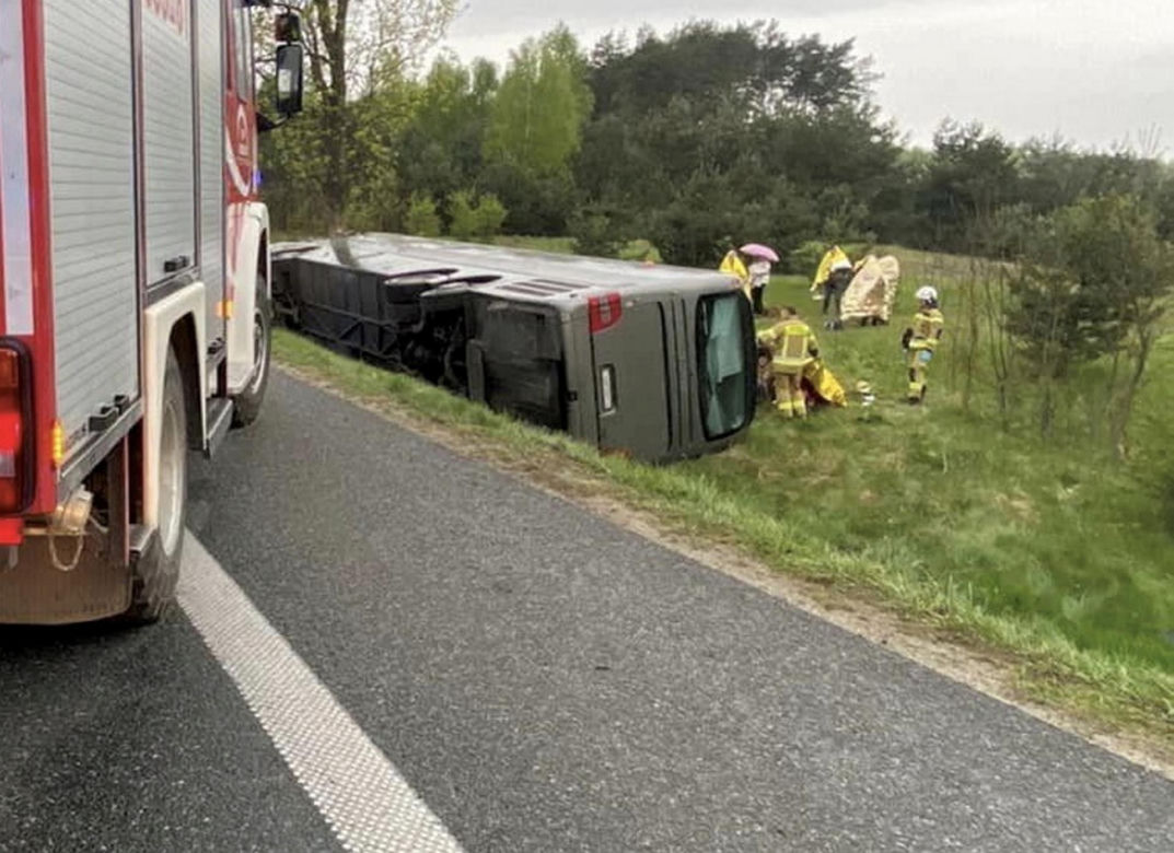 Wypadek autobusu pod Siedlcami. Droga zablokowana, są ranni
