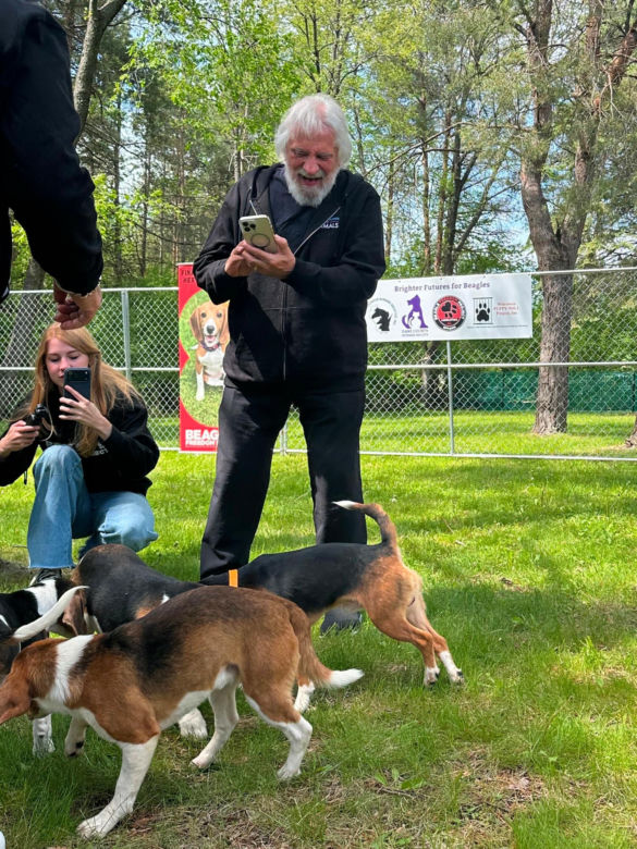 Geezer Butler ratuje Beagle