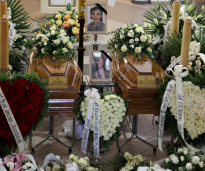 Białe i czerwone róże przykryły grób ofiar tragedii ze Skawiny. Poruszające pożegnanie