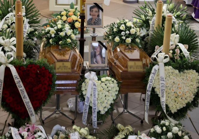Białe i czerwone róże przykryły grób ofiar tragedii ze Skawiny. Poruszające pożegnanie