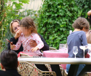 Ewa Farna z dziećmi w Sopocie. Bez komórki nie ma życia.